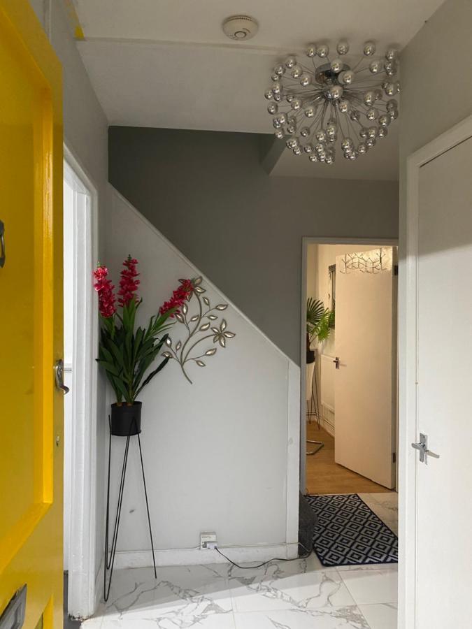Cosy 3 Bed Flat Ideal For Trips To ลอนดอน ภายนอก รูปภาพ