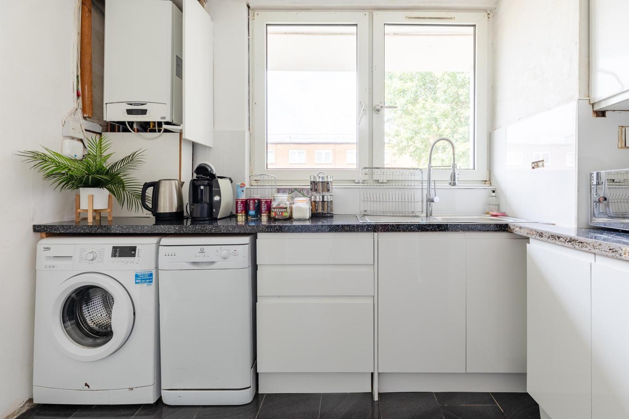 Cosy 3 Bed Flat Ideal For Trips To ลอนดอน ภายนอก รูปภาพ
