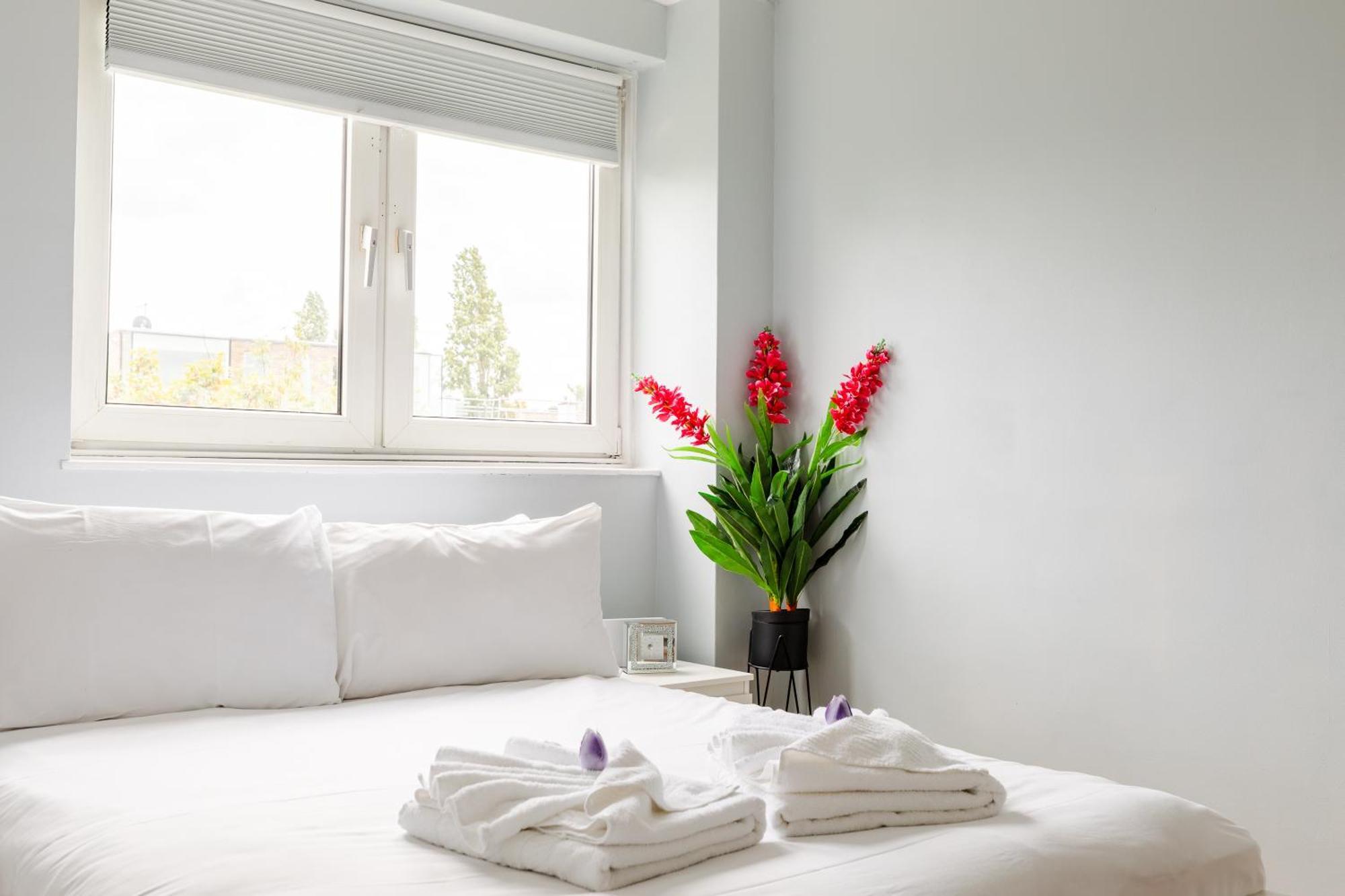 Cosy 3 Bed Flat Ideal For Trips To ลอนดอน ภายนอก รูปภาพ