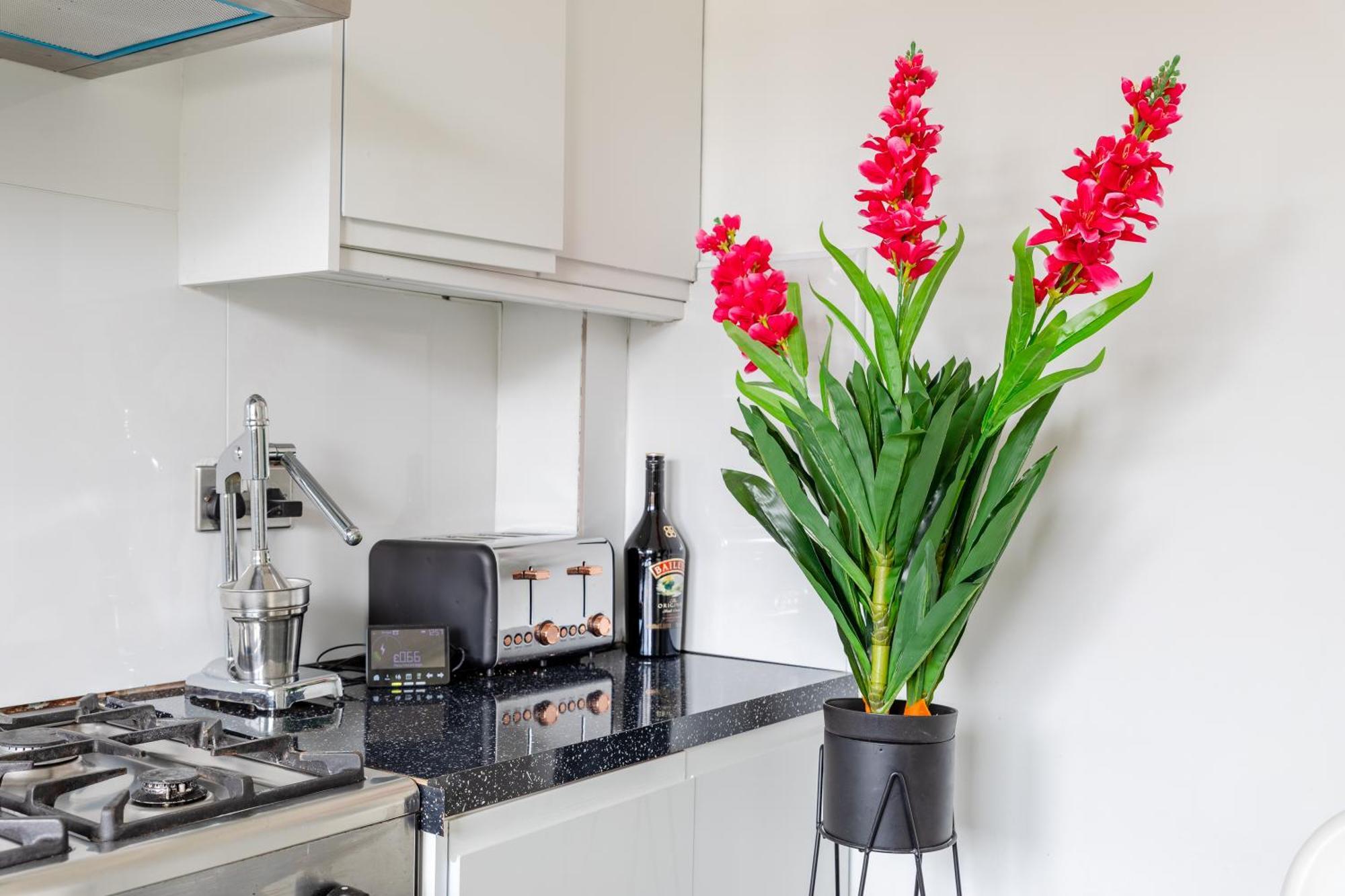 Cosy 3 Bed Flat Ideal For Trips To ลอนดอน ภายนอก รูปภาพ
